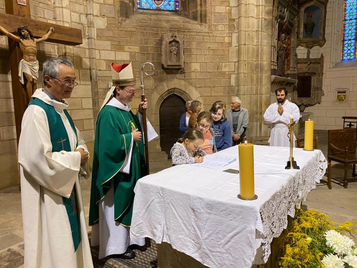 Installation du p. Raphaël Bui comme curé, par Mgr Luc Meyer, à Saint Sernin sur Rance (21/9/2024)