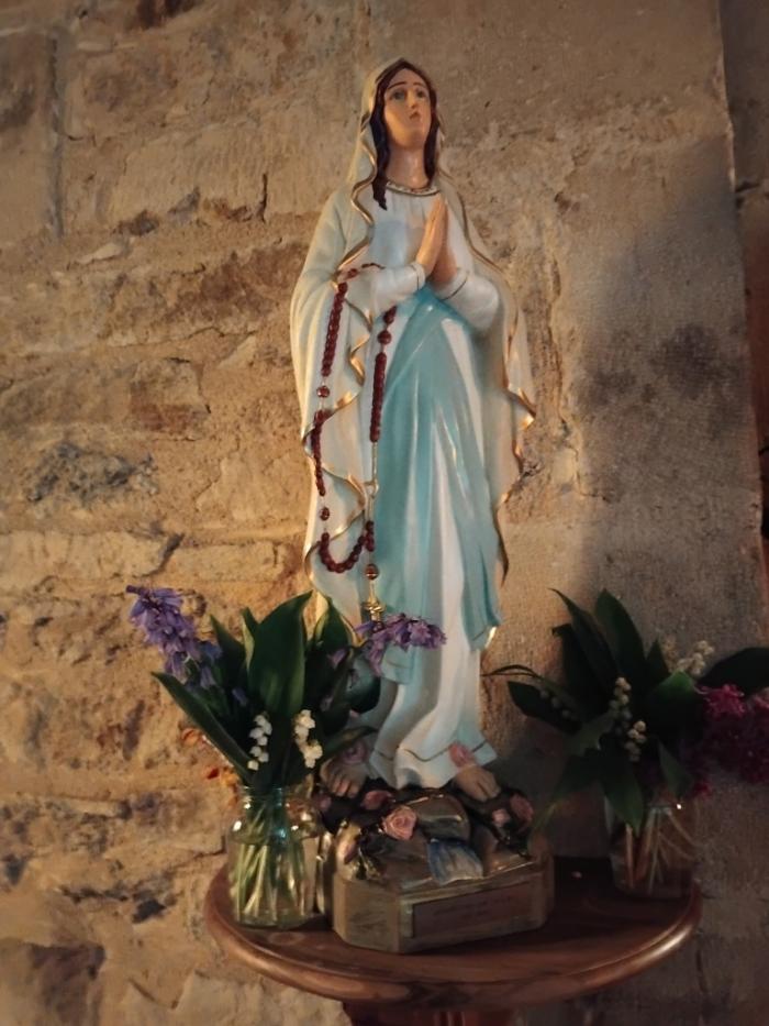 Statue de la Vierge à la chapelle de Salars, offerte des paroissiens en remerciements