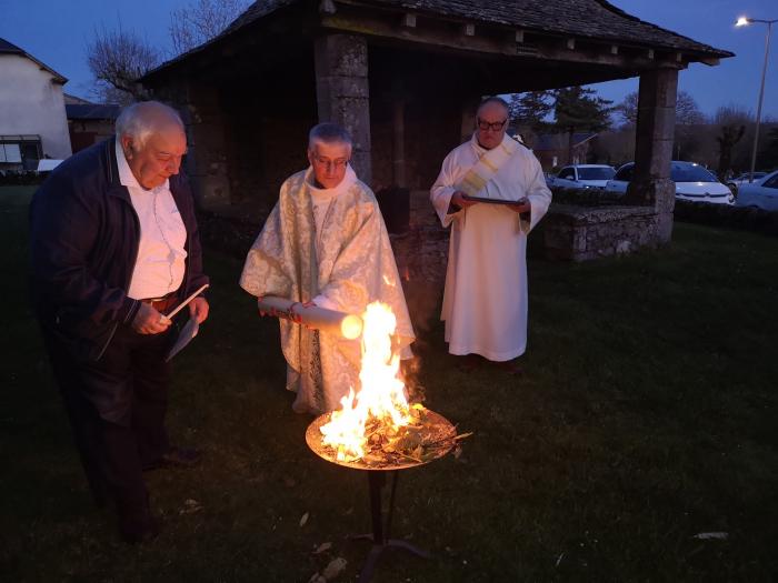 Le Père Daniel BOBY allume le cierge pascal