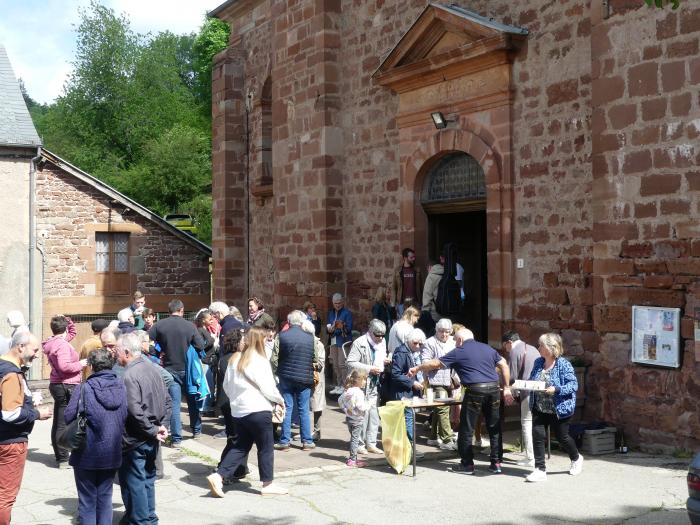 Sortie de messe à Villecomtal