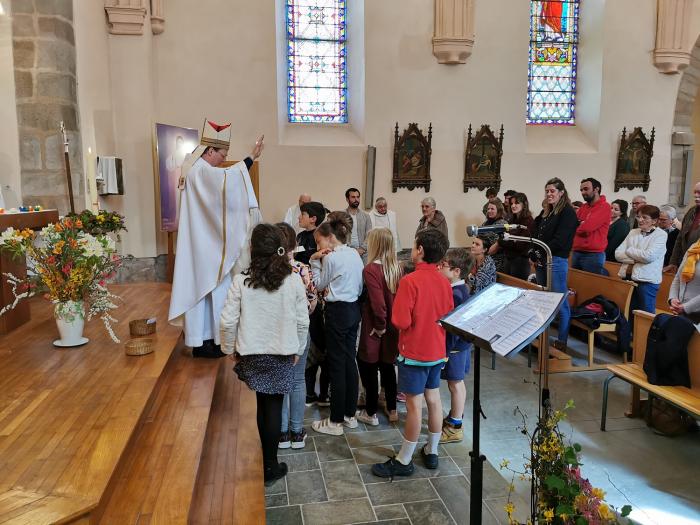 Visite du doyenné de Mgr Luc Meyer. Ici en l'église d'Arvieu