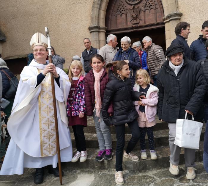 Visite du doyenné de Mgr Luc Meyer. Ici devant l'église d'Arvieu