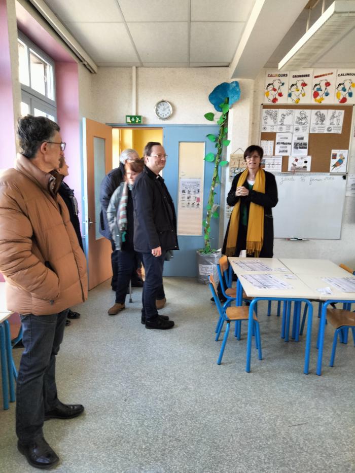 Mgr Luc Meyer en visite sur la paroisse. Ici à l'école d'Arvieu.