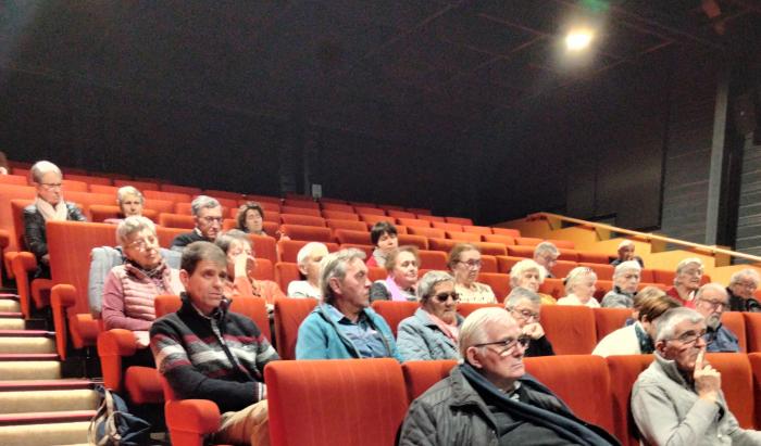 Mgr Luc Meyer en visite sur la paroisse. Ici pour une présentation du territoire, à la salle de conférence des Tilleuls à Arvieu