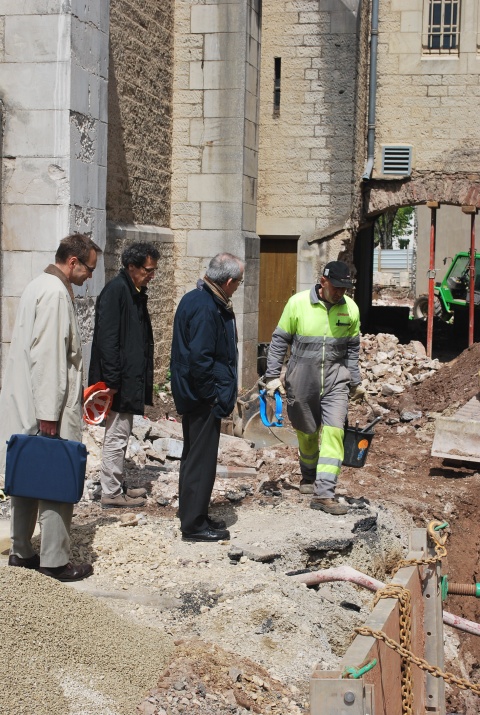 Jean-Marc Levesque (2ème en partant de la gauche), lors d'une visite de chantier, en avril 2015, avec Mgr Fonlupt  et M. Xavier Cazals, économe diocésain