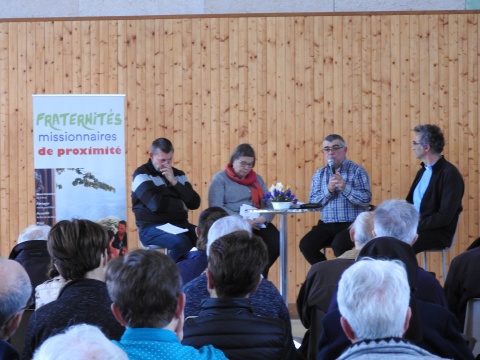 Jean-Louis Cazottes, au micro, présente la diaconie en Aveyron, le 15 avril 2019 lors du rassemblement diocésain du Lundi Saint. Jean-Louis Cazottes, au micro, présente la diaconie en Aveyron, le 15 avril 2019 lors du rassemblement diocésain du Lundi Saint.