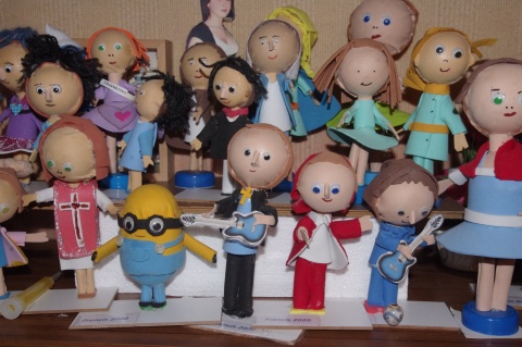 Francis, membre de la pastorale des personnes handicapées à Millau, confectionne des petits personnages.